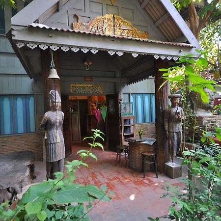 Ayutthaya Bouchic Hostel Bagian luar foto