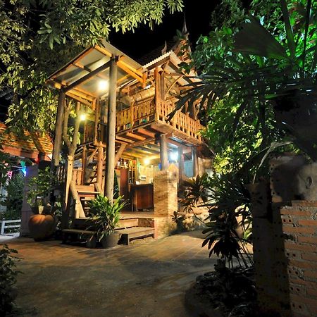 Ayutthaya Bouchic Hostel Bagian luar foto