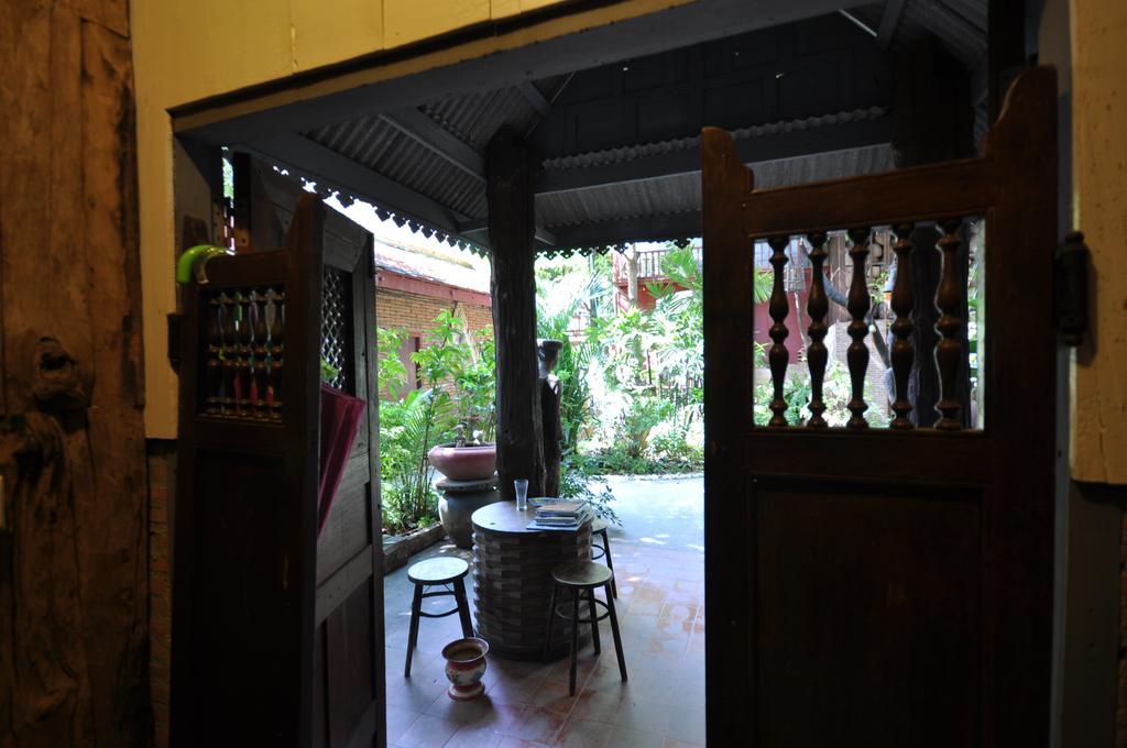 Ayutthaya Bouchic Hostel Bagian luar foto