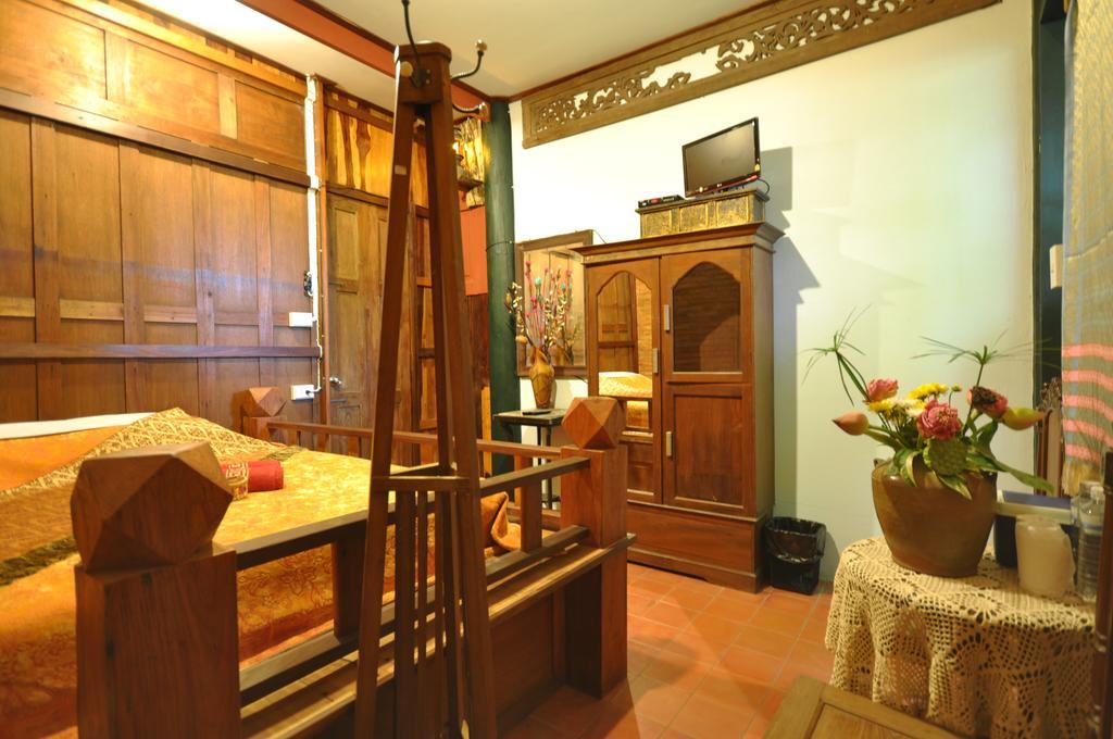 Ayutthaya Bouchic Hostel Bagian luar foto
