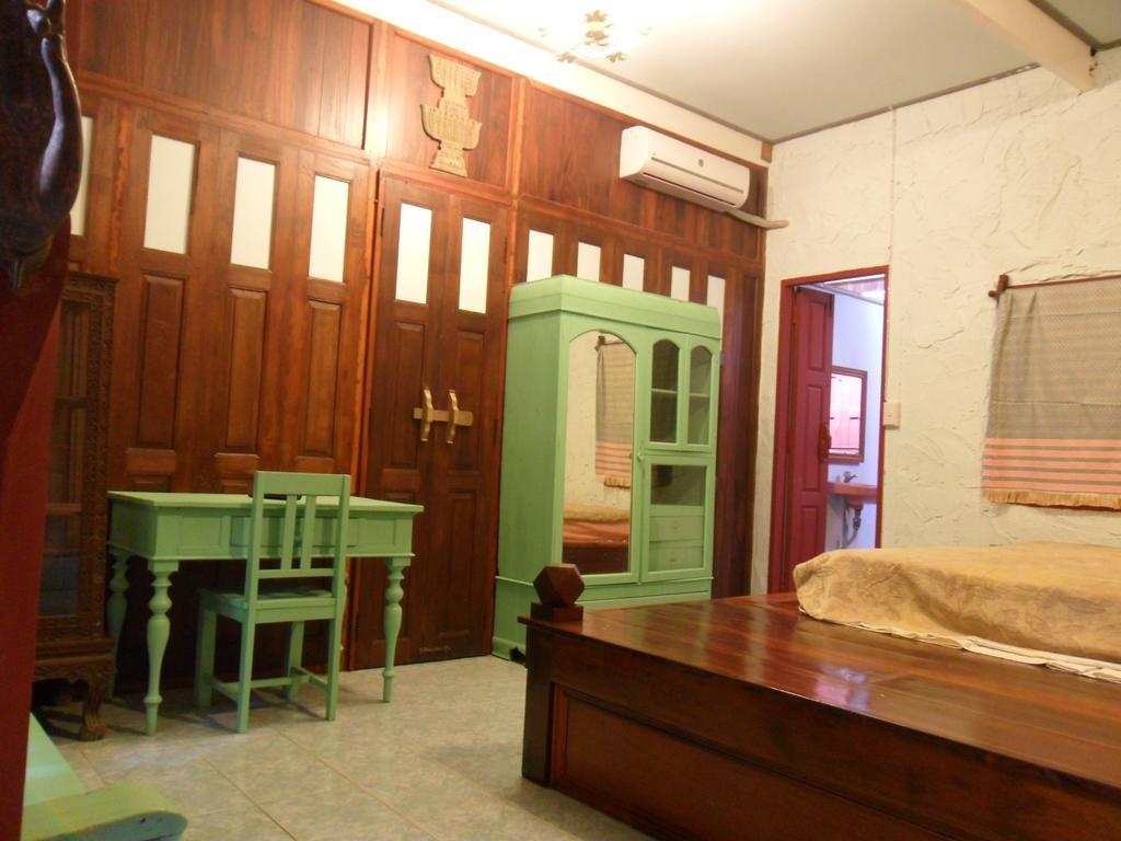 Ayutthaya Bouchic Hostel Bagian luar foto