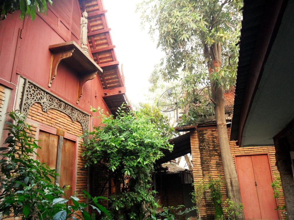 Ayutthaya Bouchic Hostel Bagian luar foto