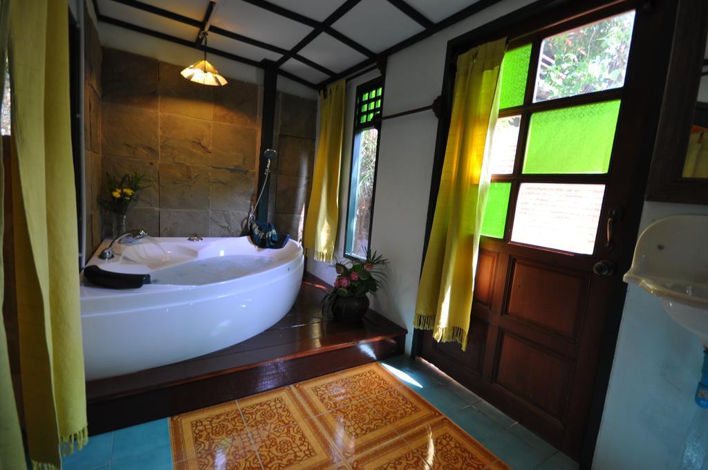 Ayutthaya Bouchic Hostel Bagian luar foto