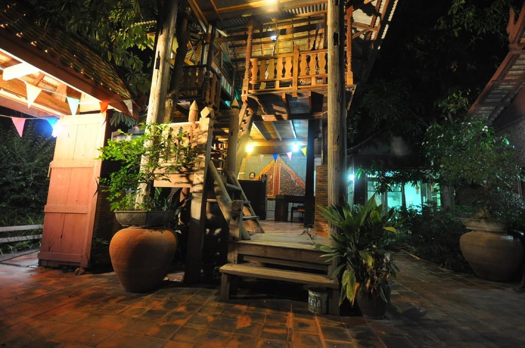 Ayutthaya Bouchic Hostel Bagian luar foto