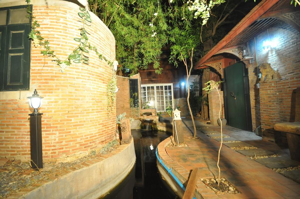 Ayutthaya Bouchic Hostel Bagian luar foto