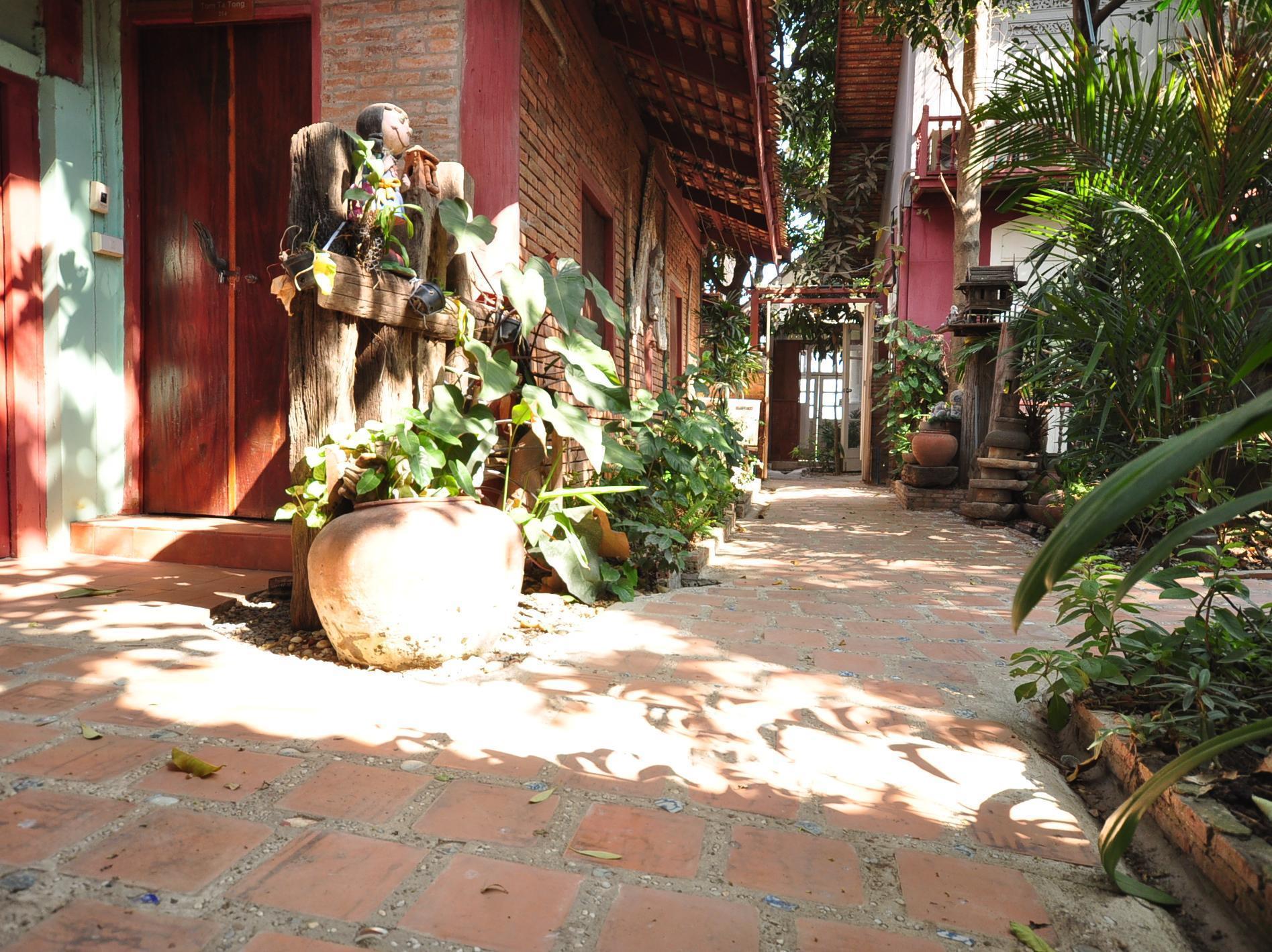 Ayutthaya Bouchic Hostel Bagian luar foto