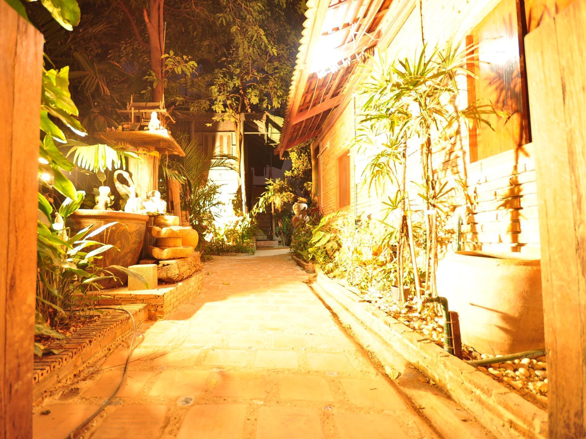 Ayutthaya Bouchic Hostel Bagian luar foto