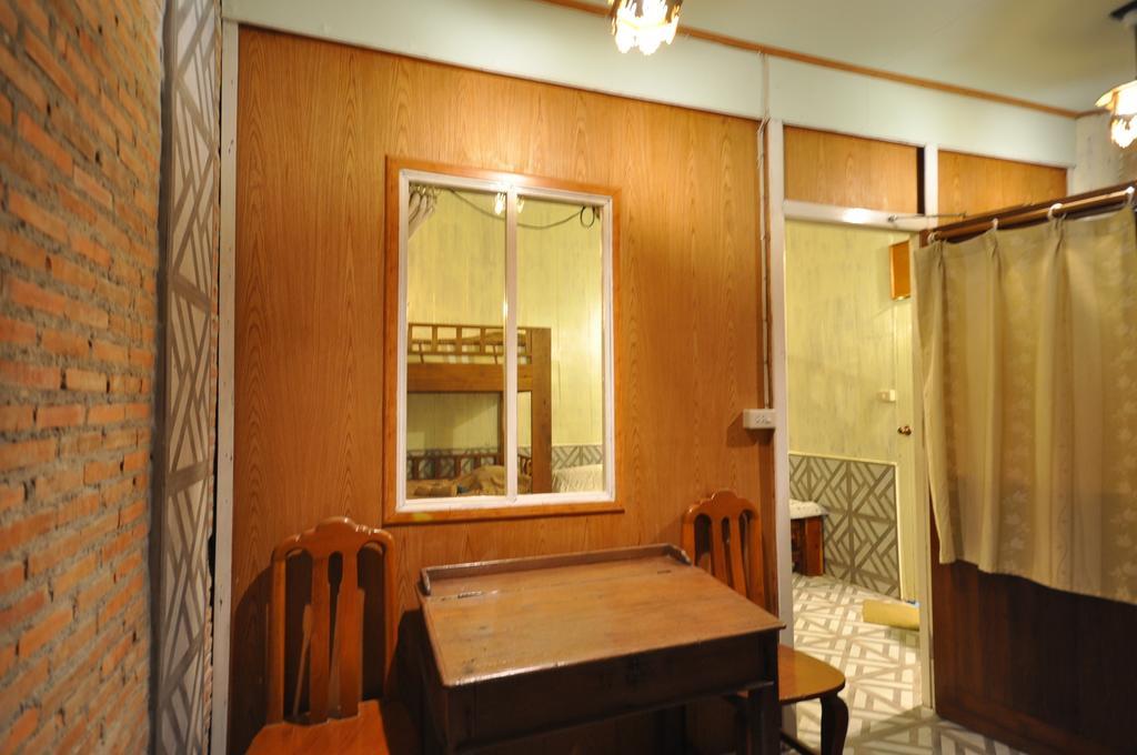 Ayutthaya Bouchic Hostel Bagian luar foto