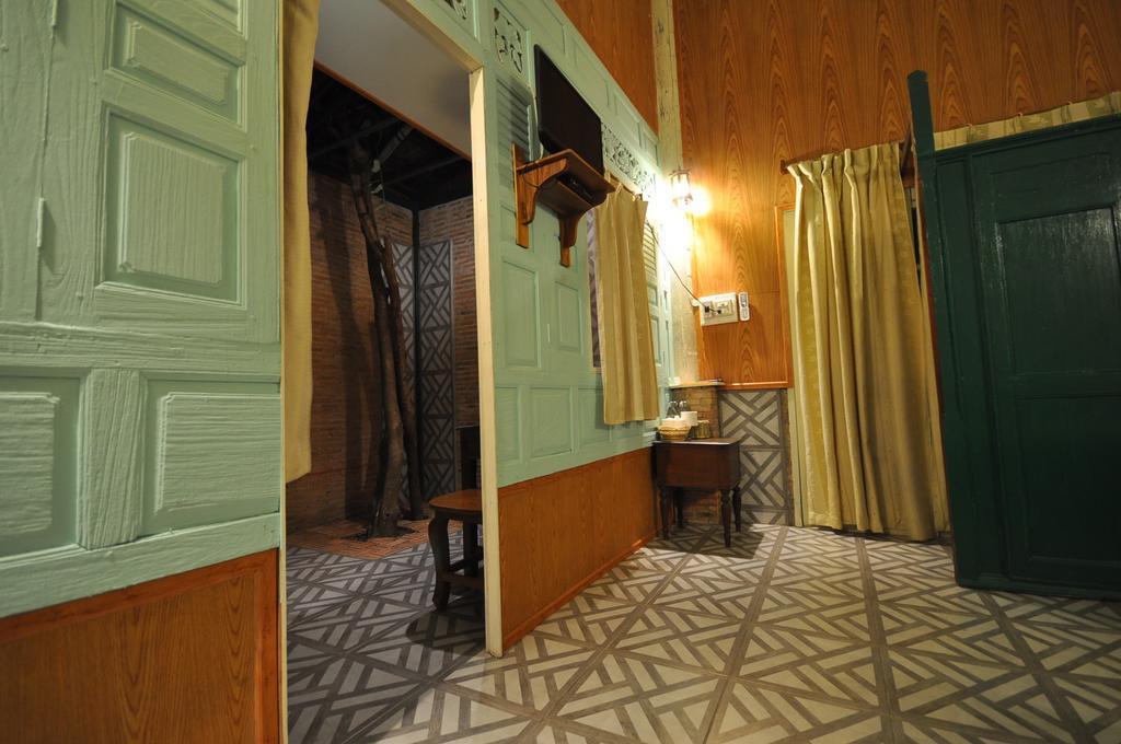 Ayutthaya Bouchic Hostel Bagian luar foto