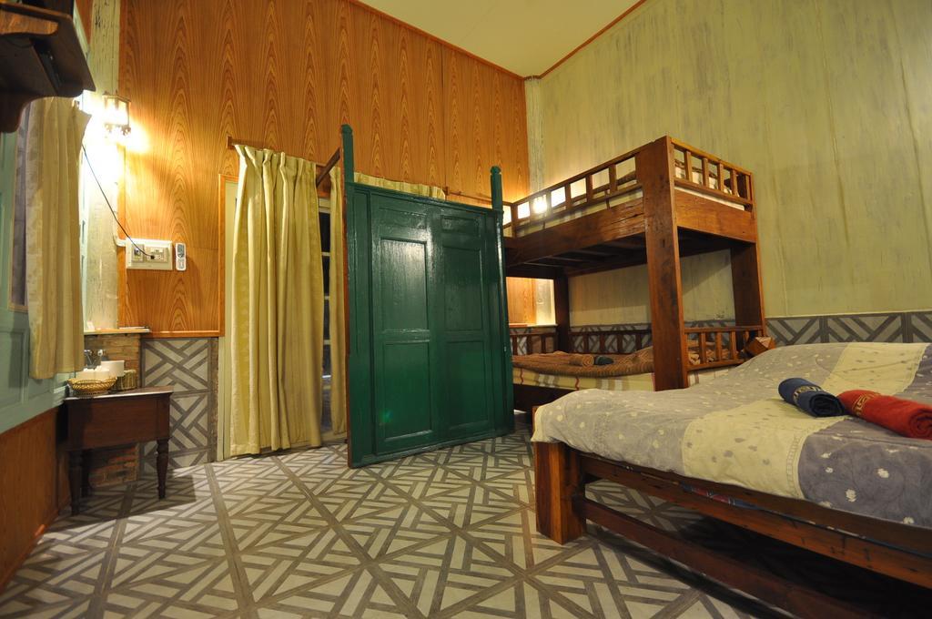 Ayutthaya Bouchic Hostel Bagian luar foto