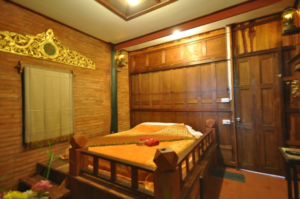Ayutthaya Bouchic Hostel Bagian luar foto