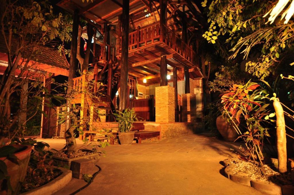 Ayutthaya Bouchic Hostel Bagian luar foto