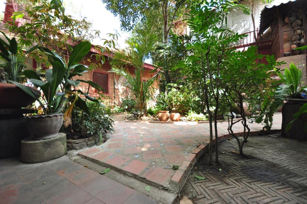 Ayutthaya Bouchic Hostel Bagian luar foto