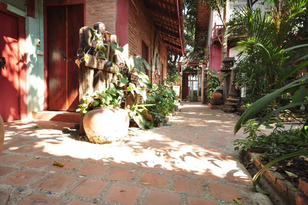 Ayutthaya Bouchic Hostel Bagian luar foto