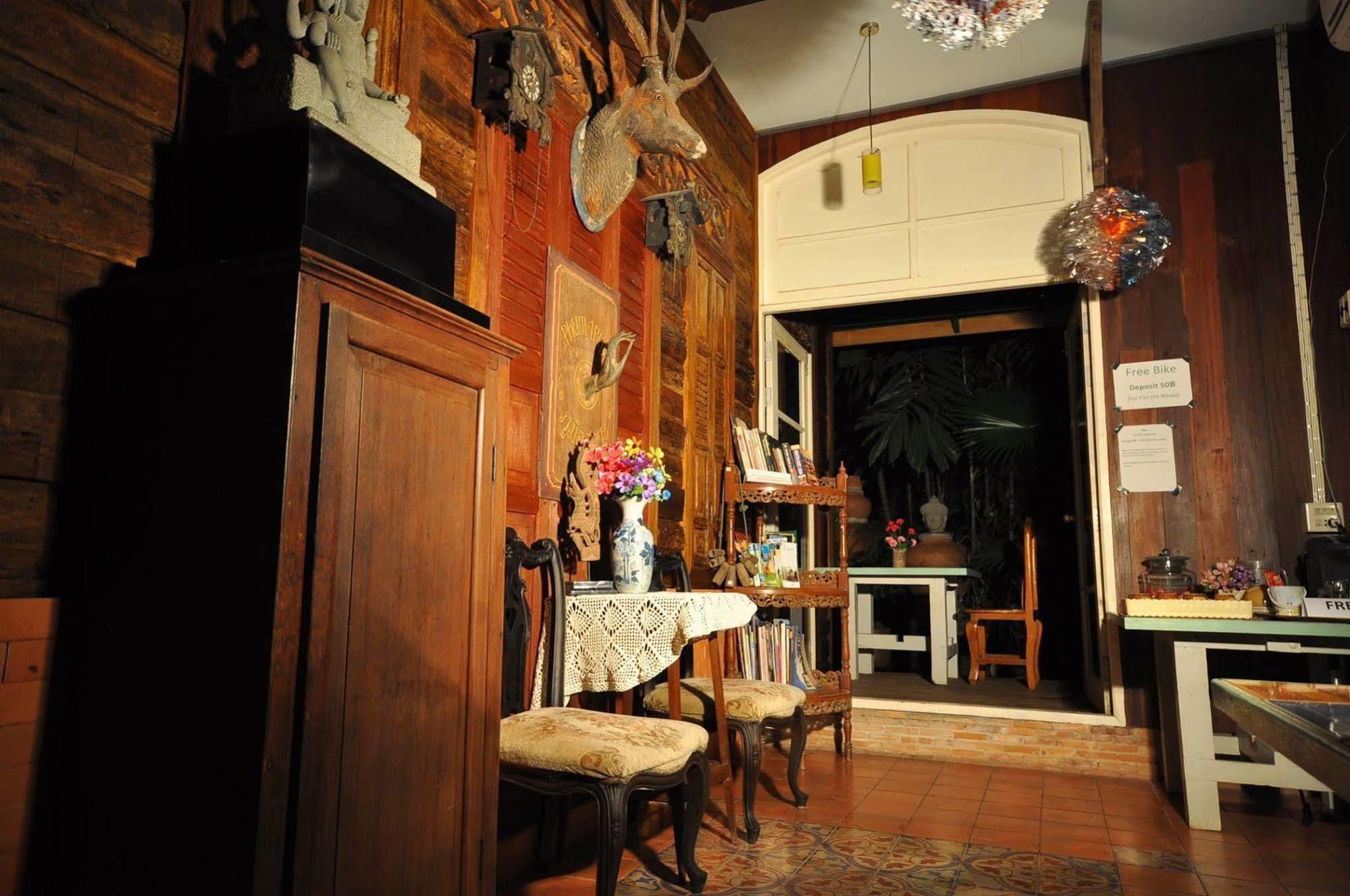 Ayutthaya Bouchic Hostel Bagian luar foto