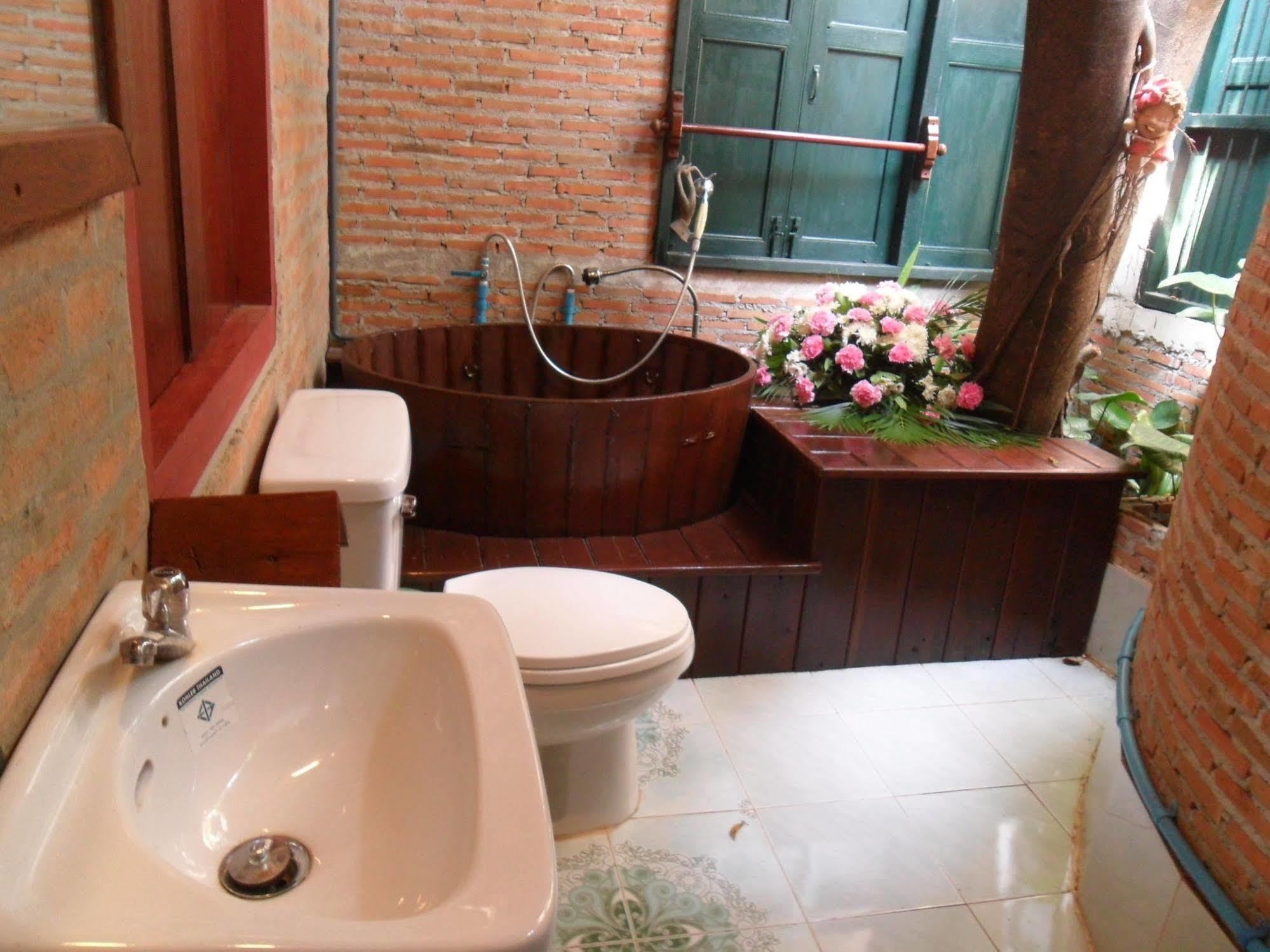 Ayutthaya Bouchic Hostel Bagian luar foto