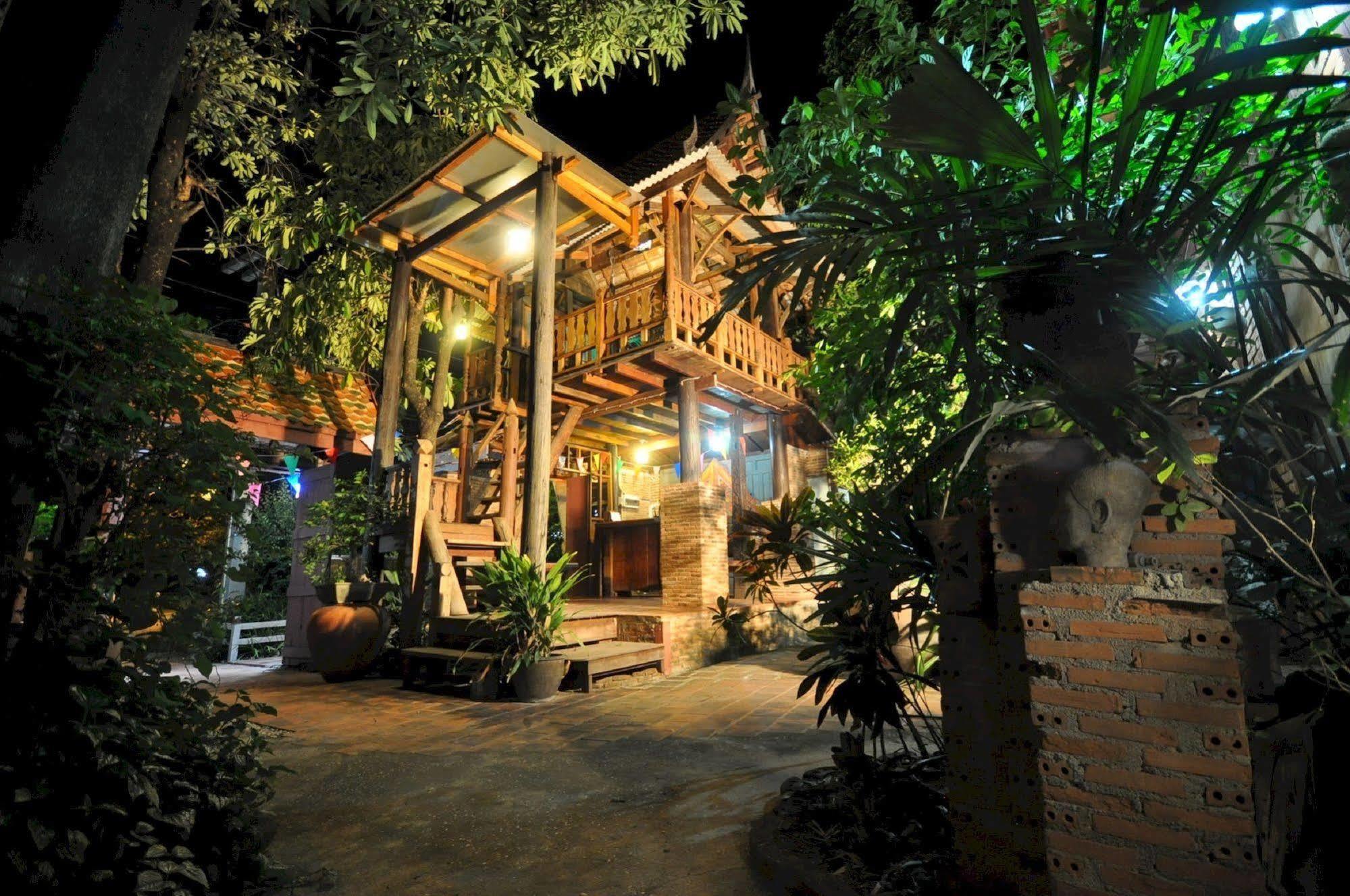 Ayutthaya Bouchic Hostel Bagian luar foto
