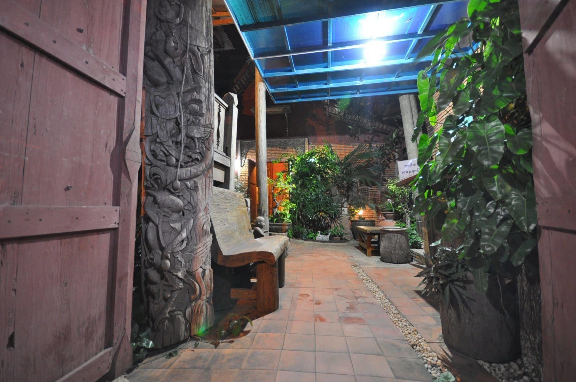 Ayutthaya Bouchic Hostel Bagian luar foto