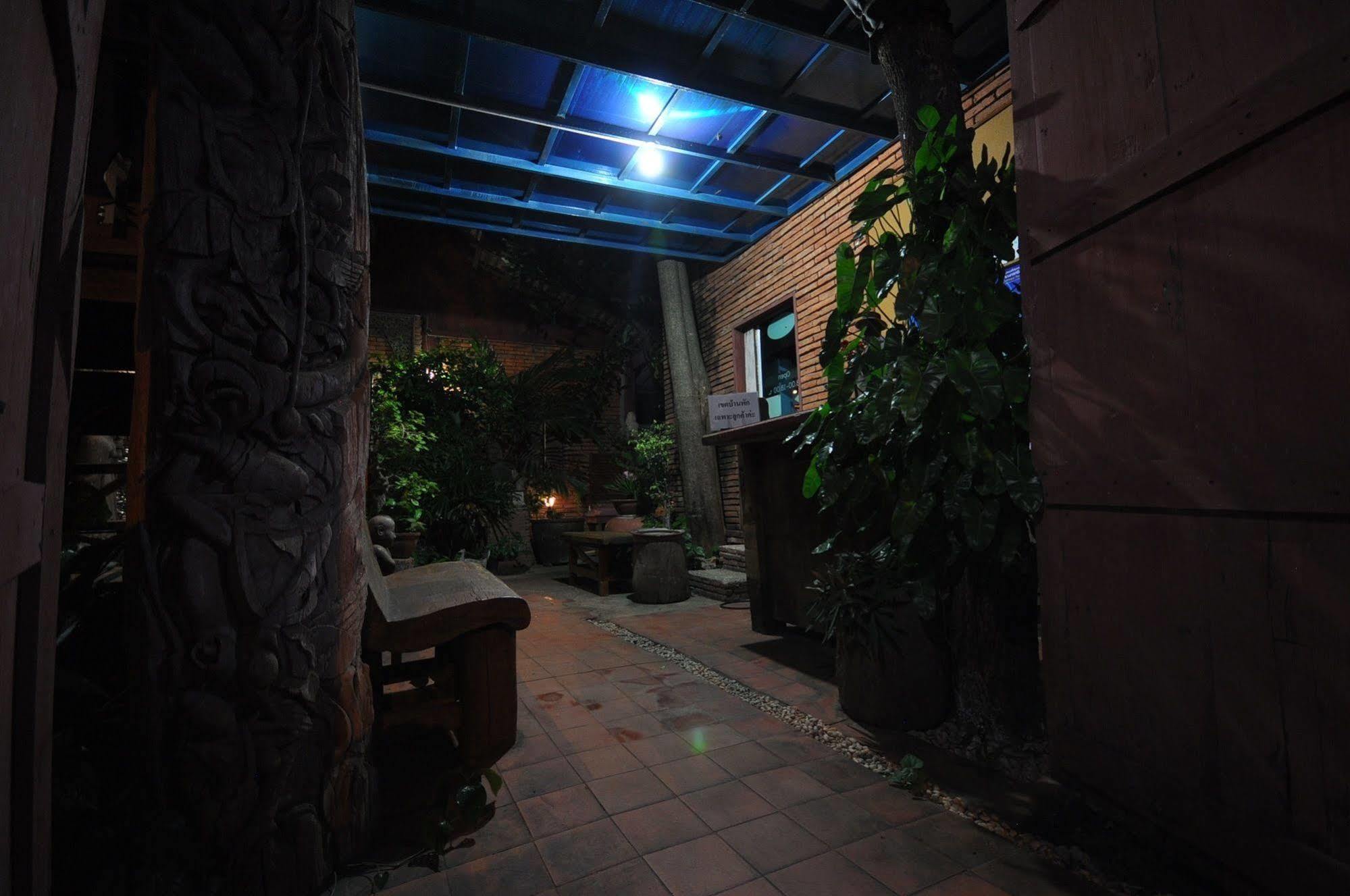 Ayutthaya Bouchic Hostel Bagian luar foto