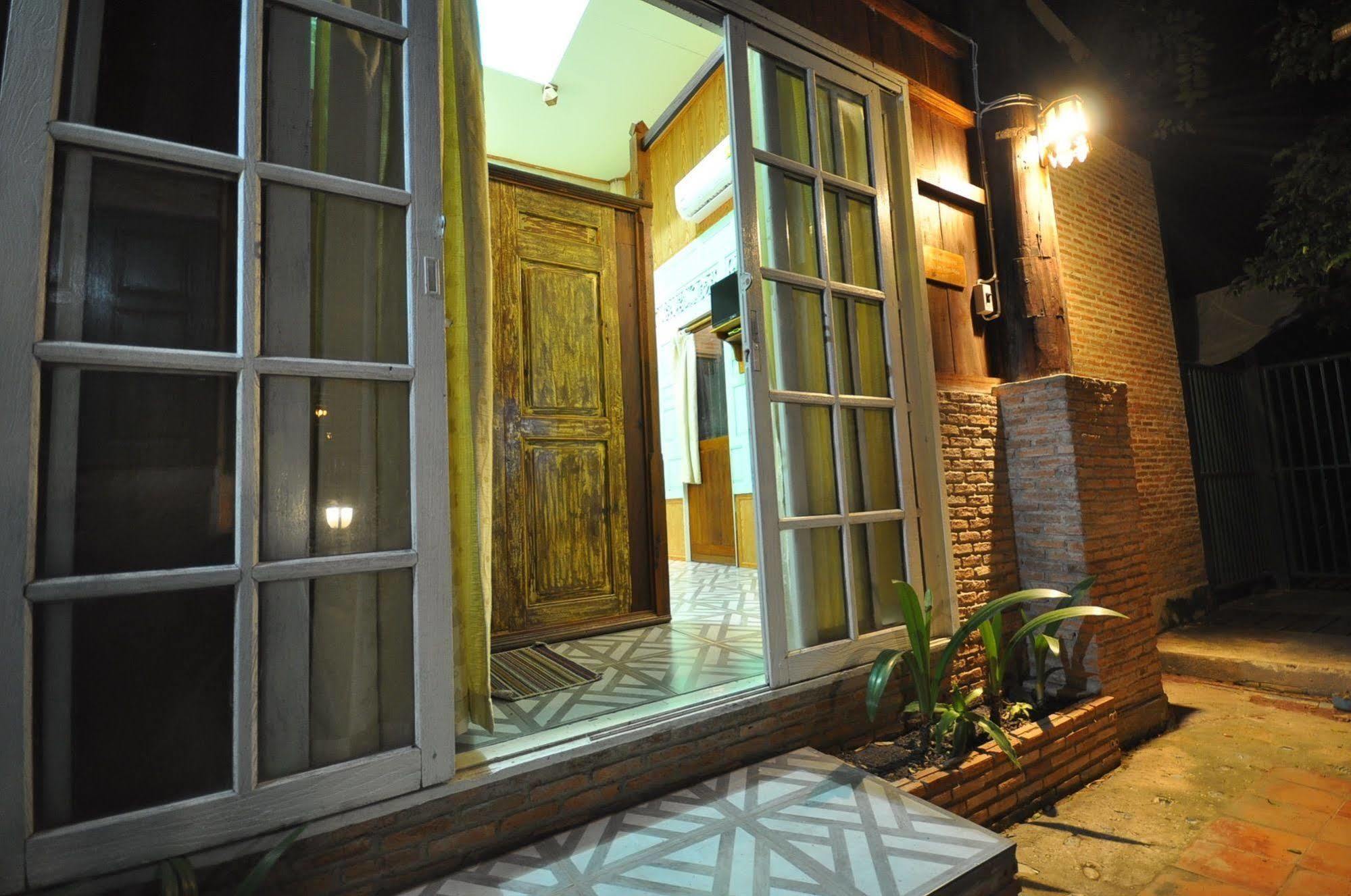 Ayutthaya Bouchic Hostel Bagian luar foto