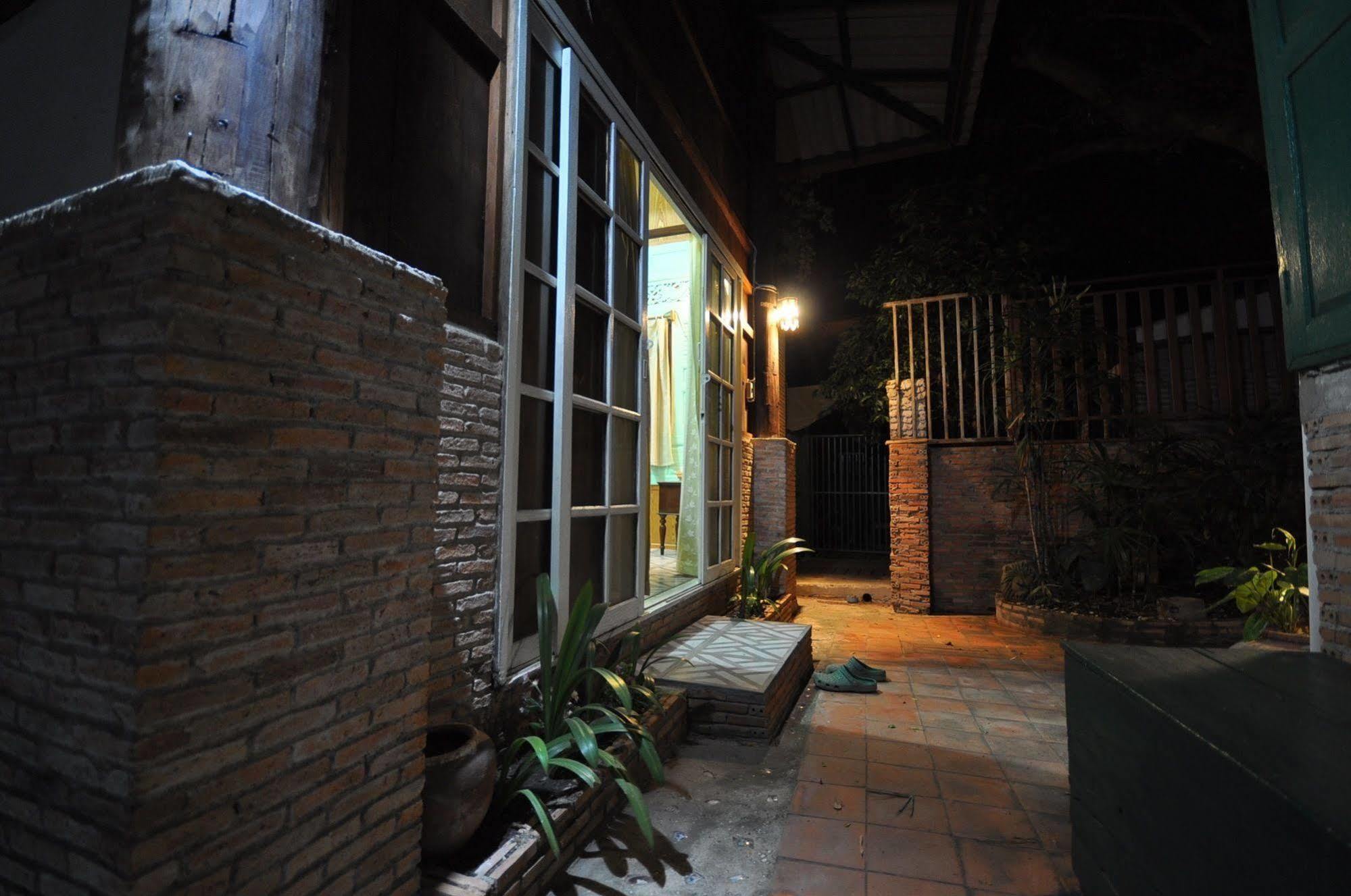 Ayutthaya Bouchic Hostel Bagian luar foto