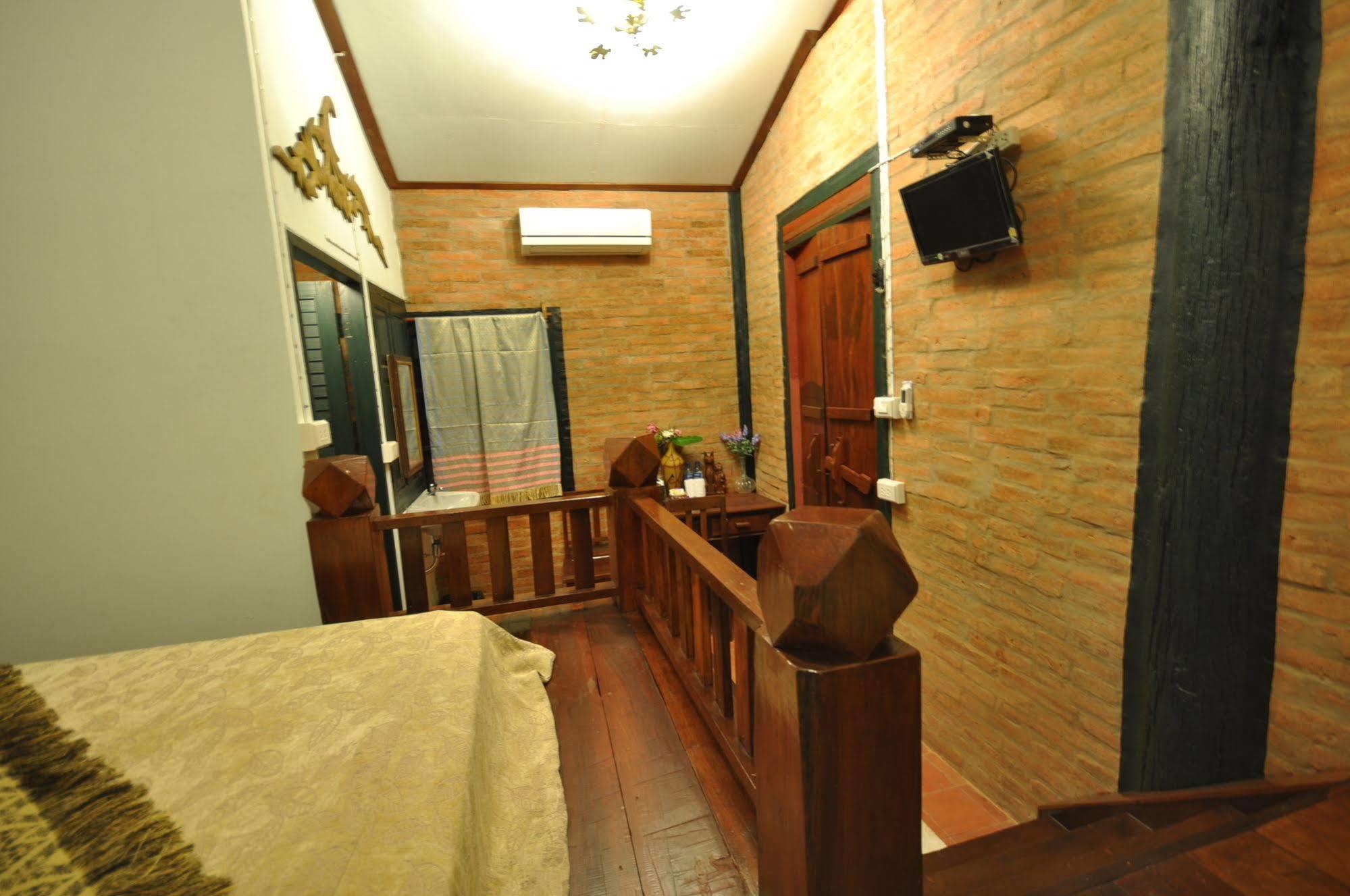 Ayutthaya Bouchic Hostel Bagian luar foto