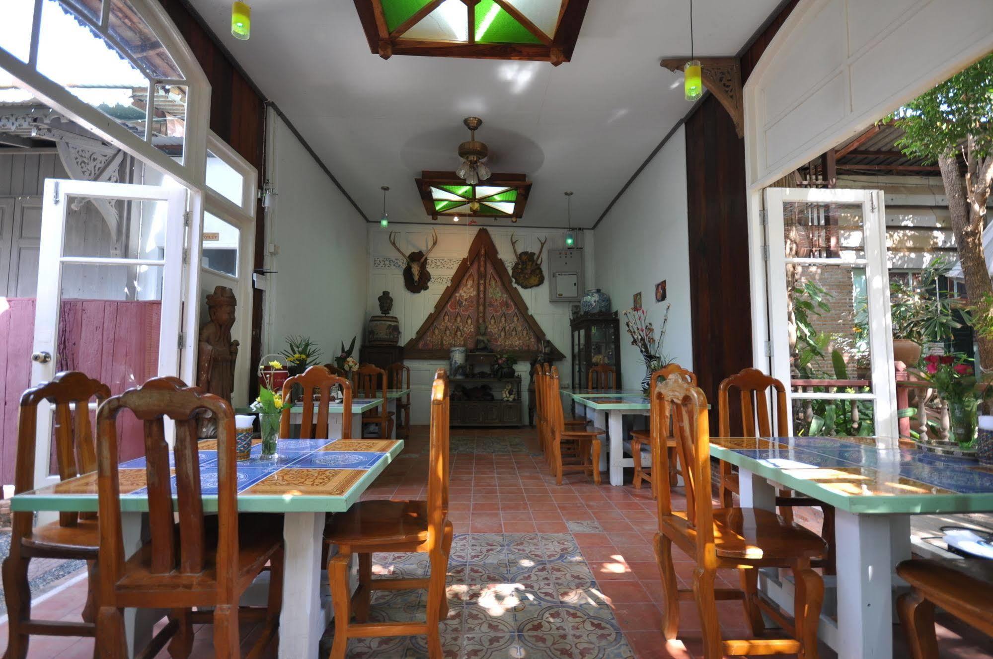 Ayutthaya Bouchic Hostel Bagian luar foto