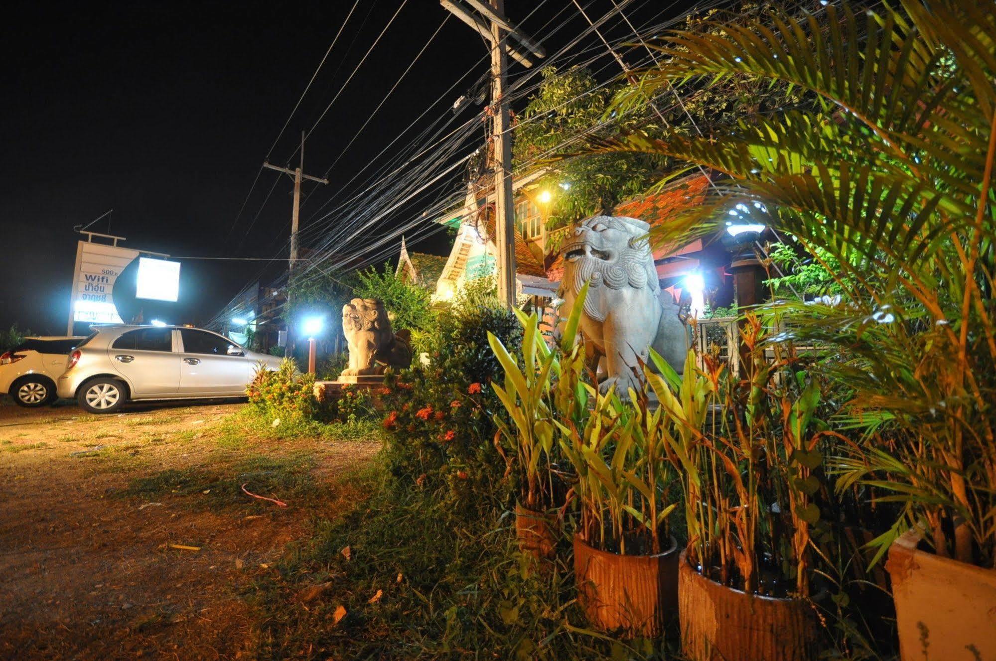 Ayutthaya Bouchic Hostel Bagian luar foto