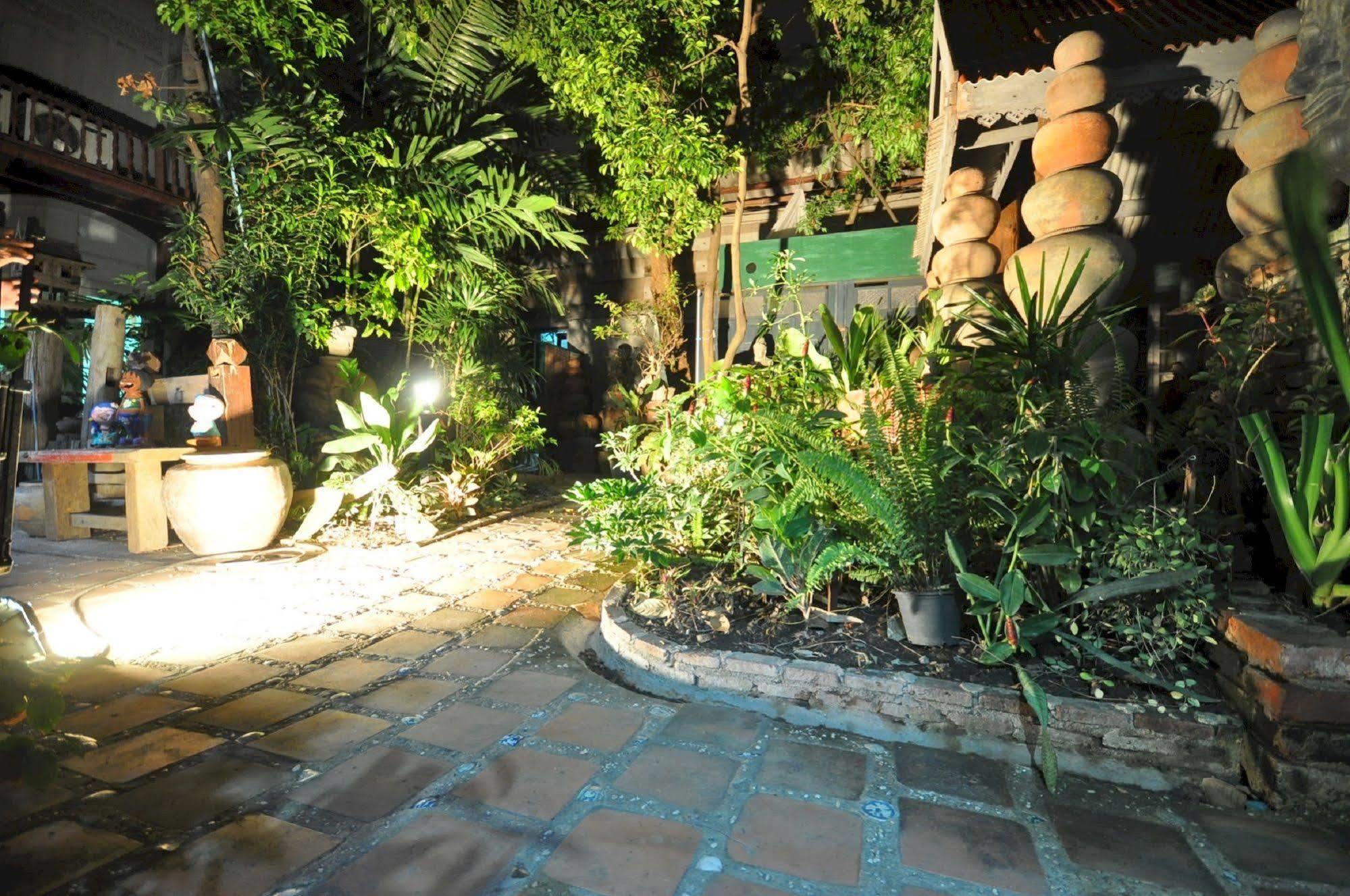 Ayutthaya Bouchic Hostel Bagian luar foto
