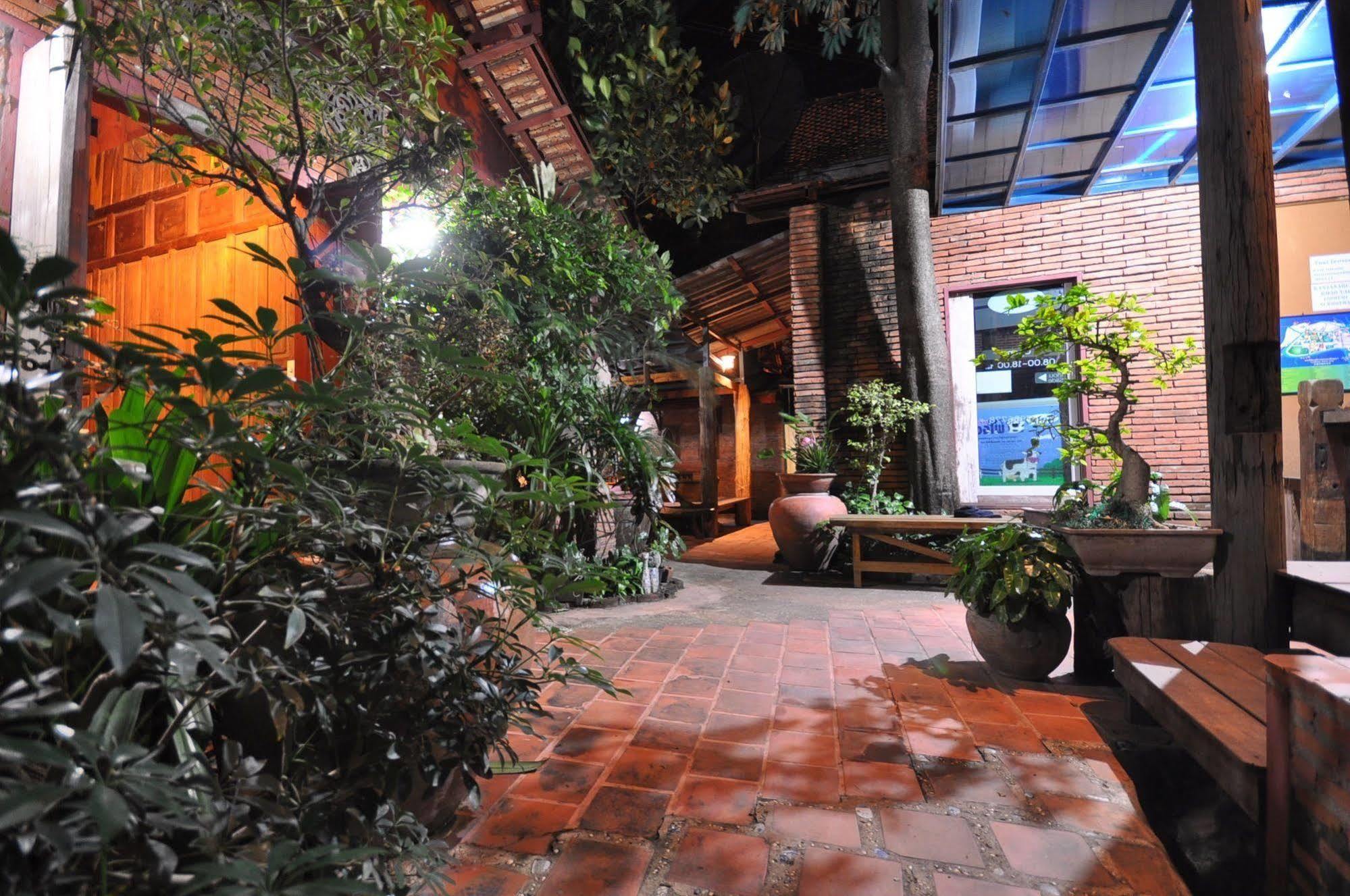 Ayutthaya Bouchic Hostel Bagian luar foto