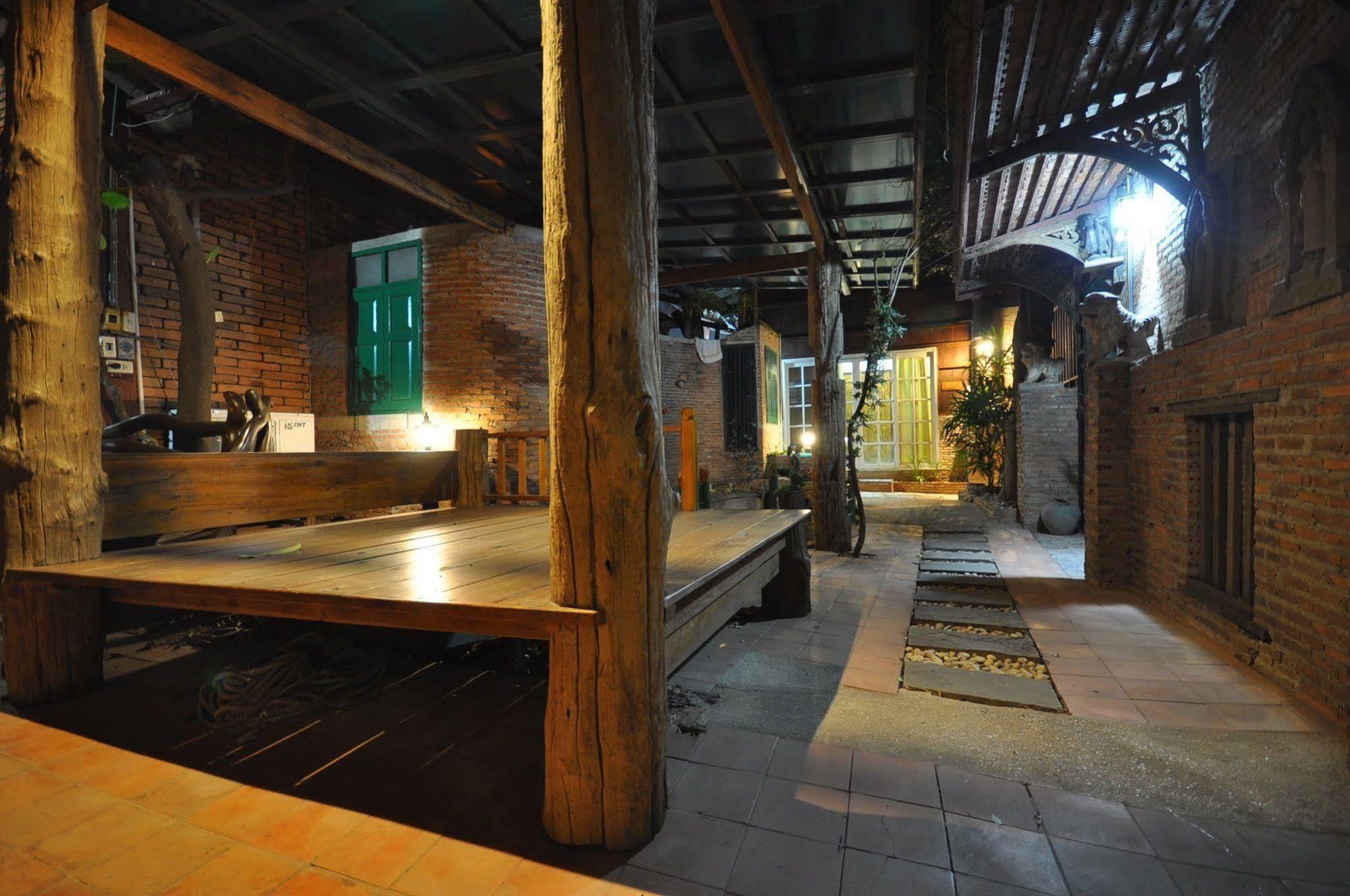 Ayutthaya Bouchic Hostel Bagian luar foto