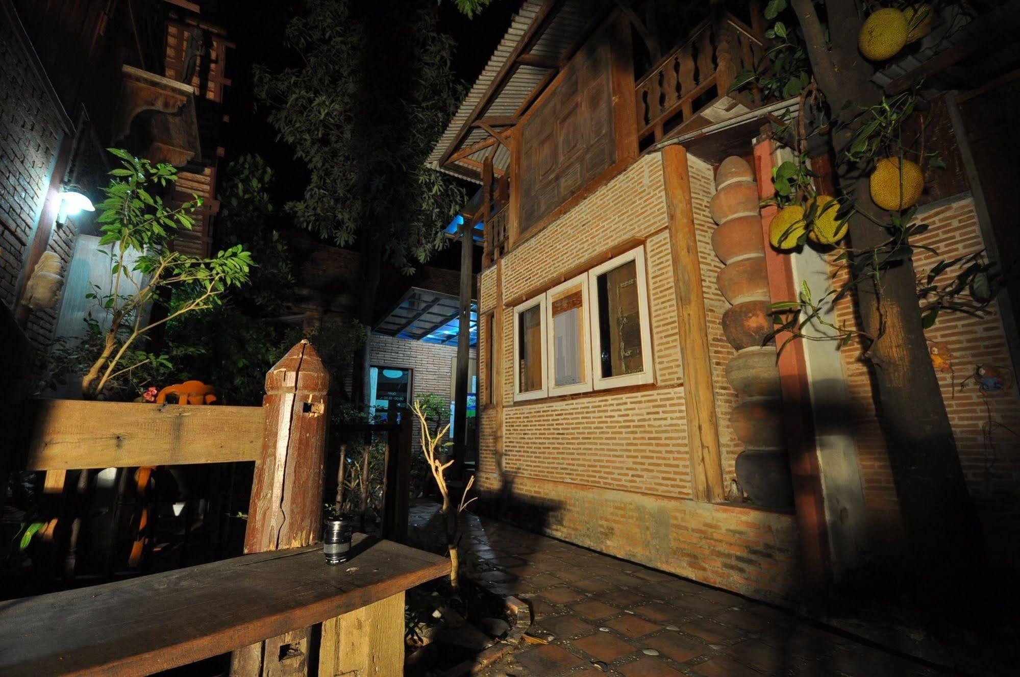 Ayutthaya Bouchic Hostel Bagian luar foto