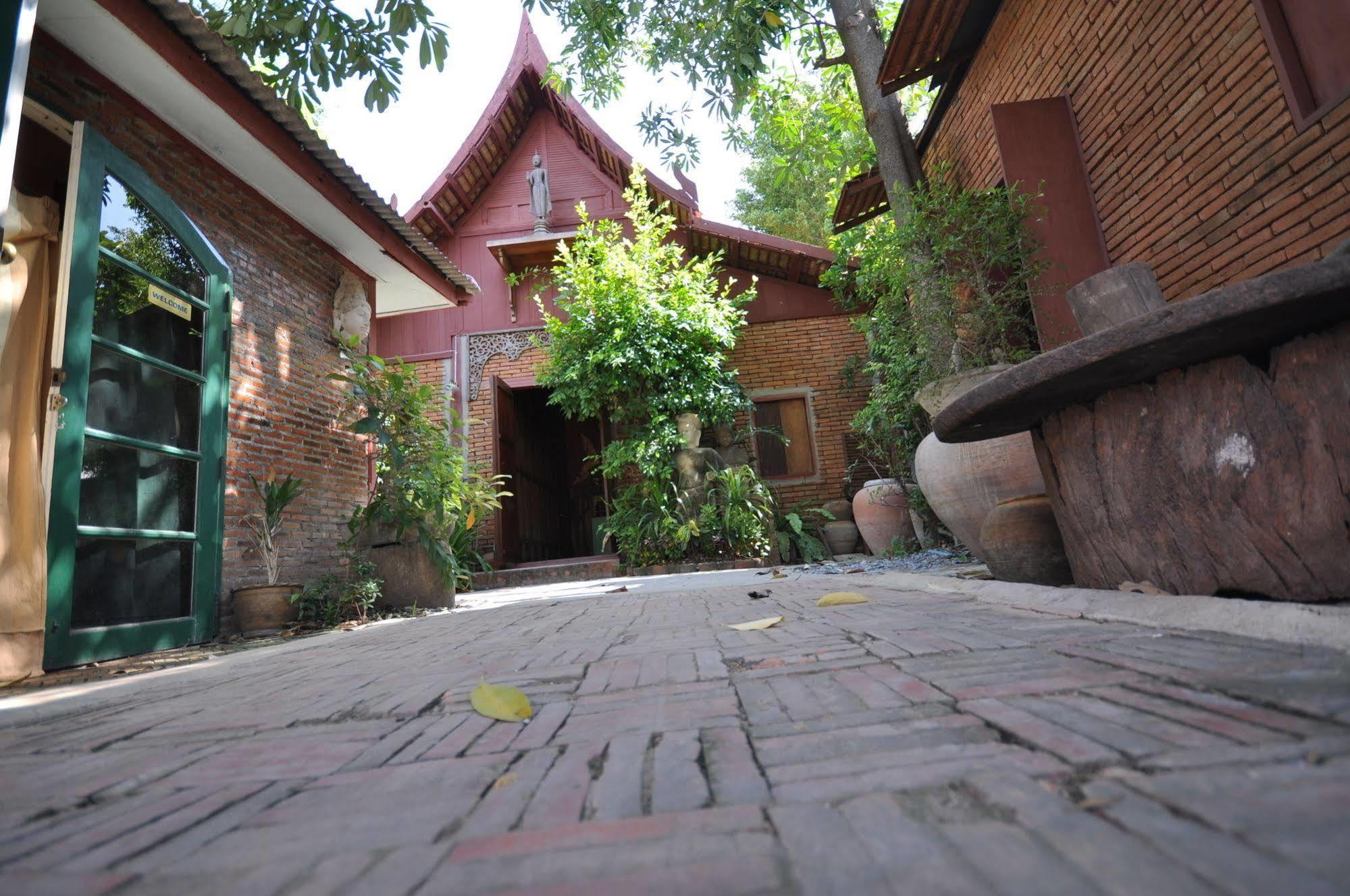 Ayutthaya Bouchic Hostel Bagian luar foto