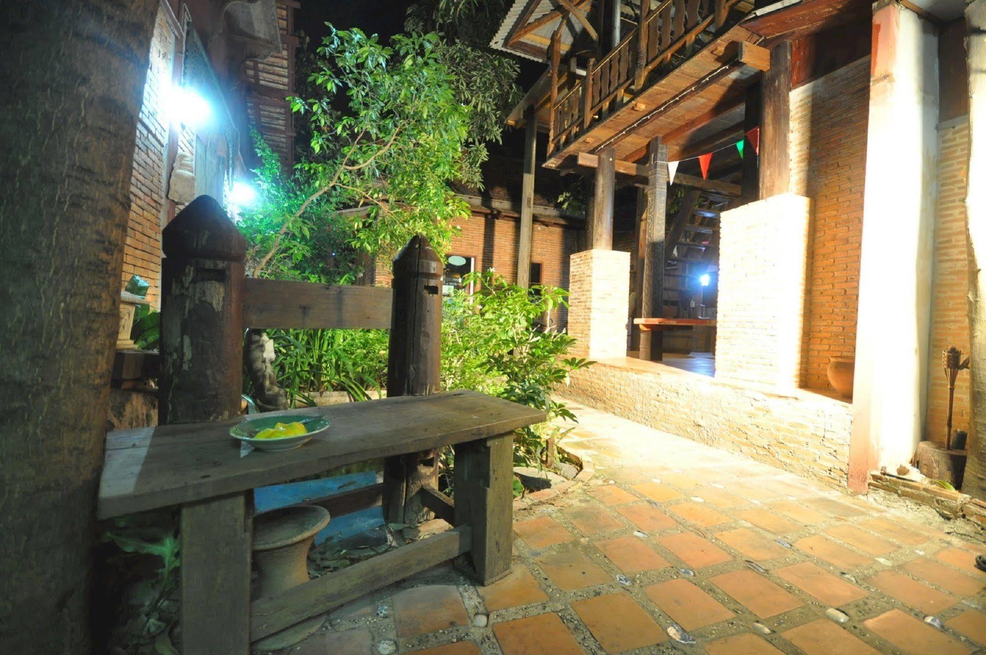Ayutthaya Bouchic Hostel Bagian luar foto