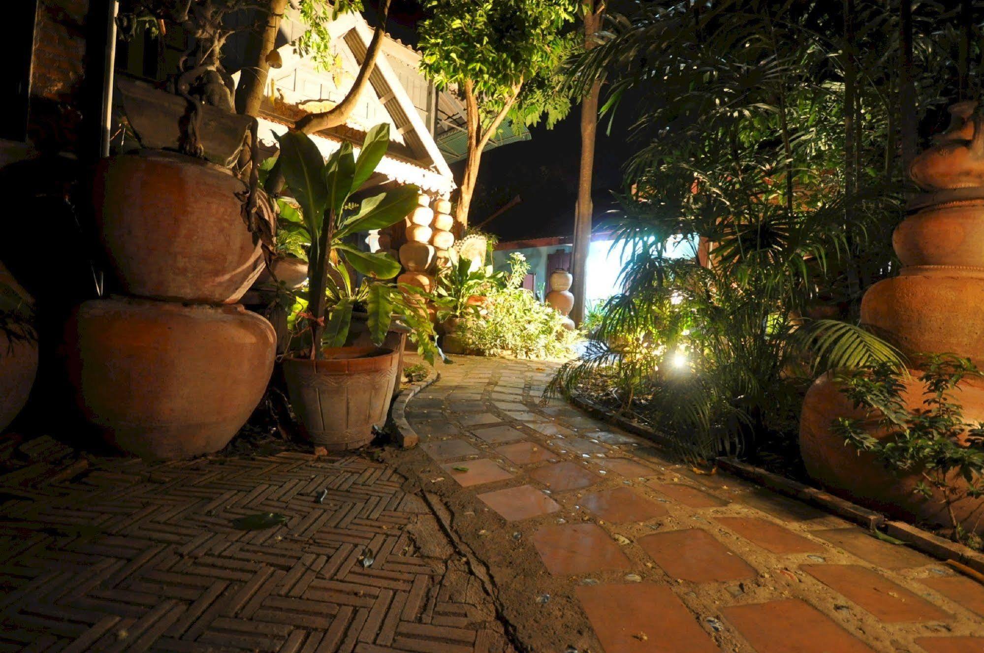 Ayutthaya Bouchic Hostel Bagian luar foto