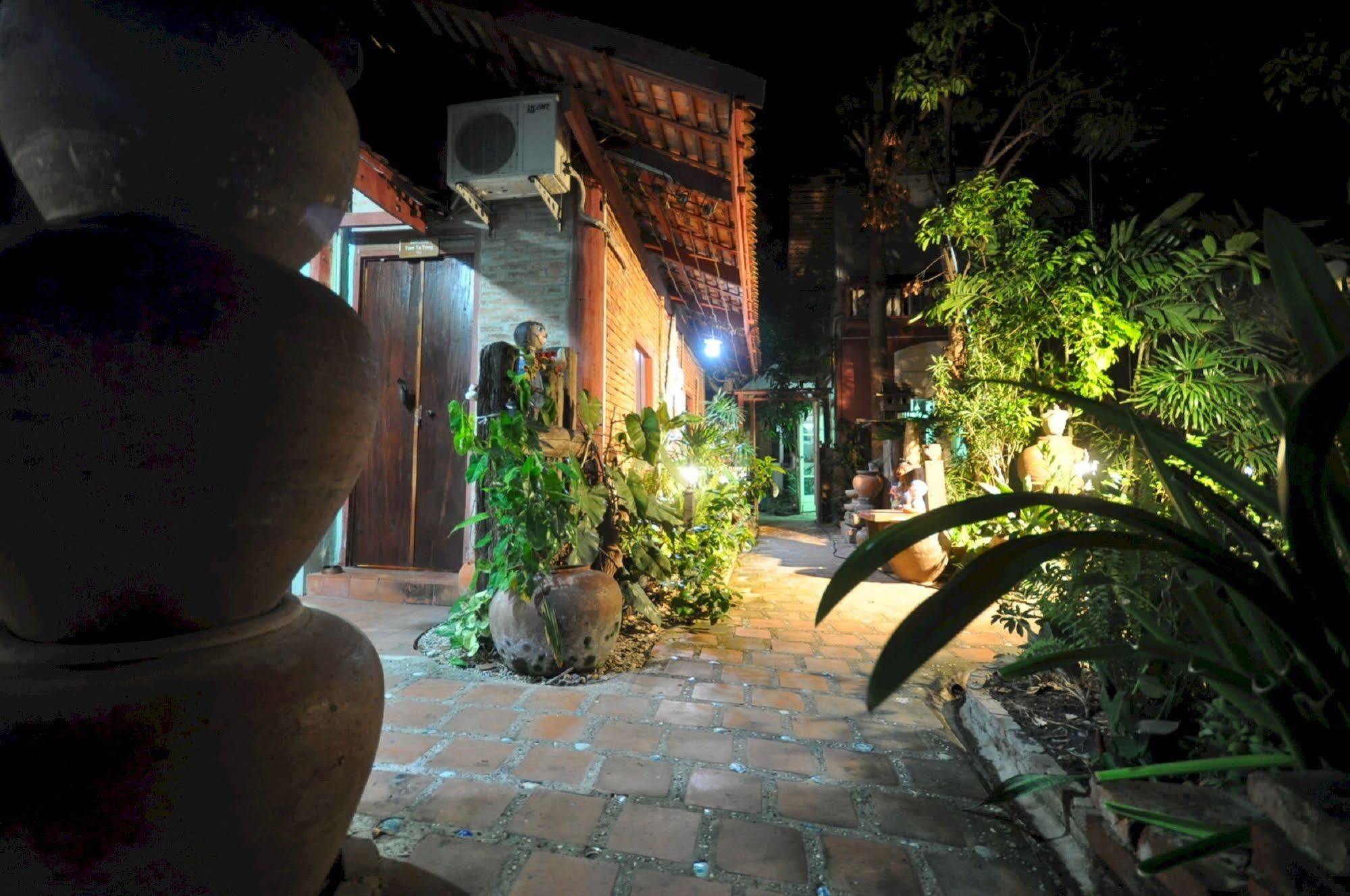 Ayutthaya Bouchic Hostel Bagian luar foto