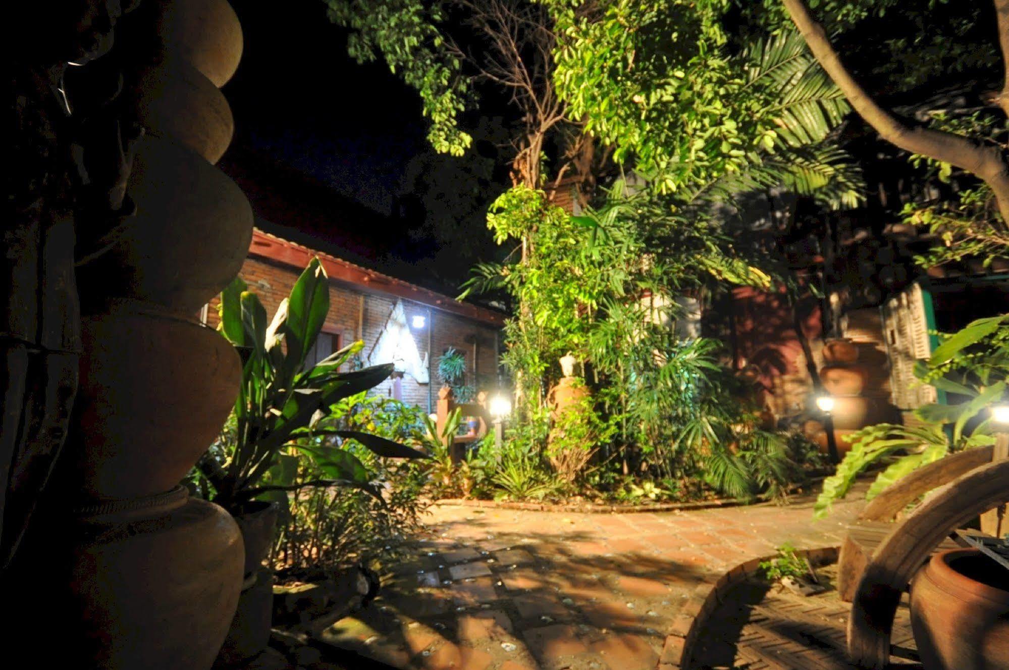 Ayutthaya Bouchic Hostel Bagian luar foto