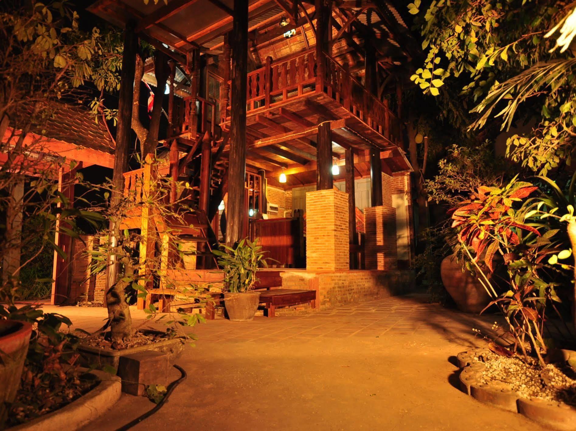 Ayutthaya Bouchic Hostel Bagian luar foto