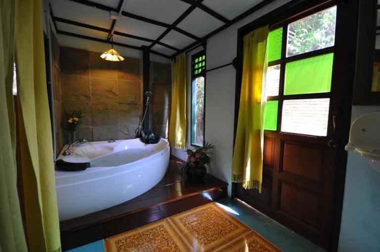 Ayutthaya Bouchic Hostel Bagian luar foto
